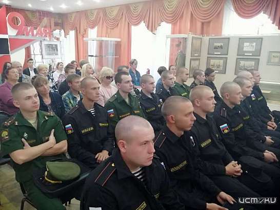 В Орле торжественно проводили в армию два десятка новобранцев