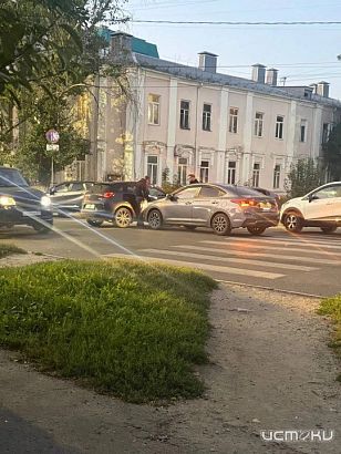Вчера вечером на перекрестке улиц 3-я Курская и Речной переулок произошла авария