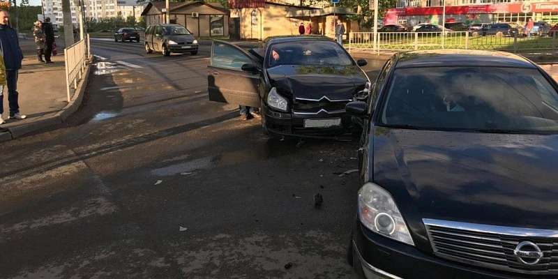 В Орле не разъехались «Ниссан» и «Ситроен»: женщина получила травмы