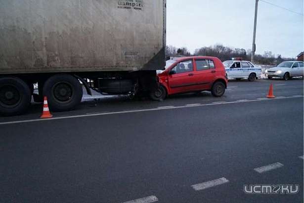 Под Орлом погиб водитель «легковушки», врезавшись в стоящий грузовик с полуприцепом