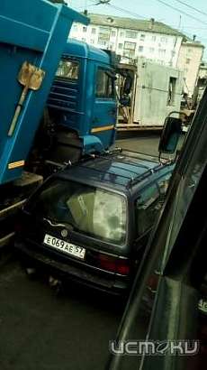 В Орле семейный универсал зажало между двумя грузовиками 