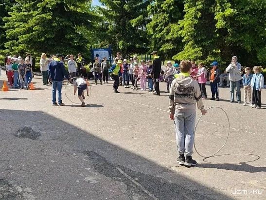 Полицейские стали гостями открытия пришкольного лагеря «Иван да Марья» в Орле