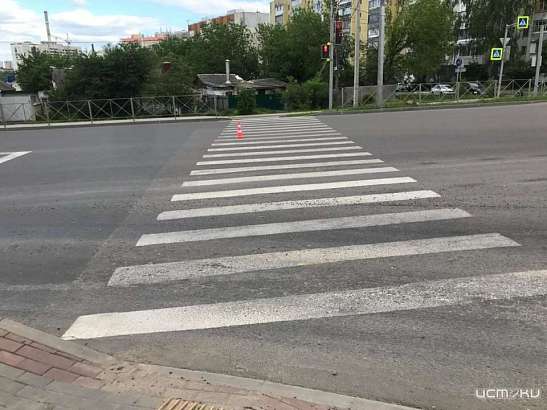 В Орле автомобиль на пешеходном переходе сбил девушку