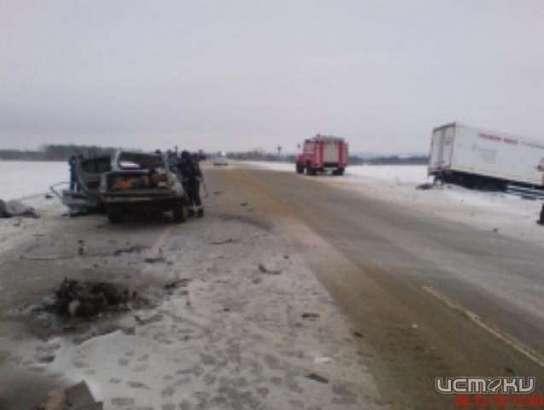 В Кромском районе «легковушку» разорвало пополам. Двое погибли