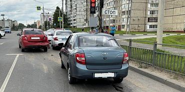Нарушил дистанцию: в Орле на Раздольной «Лада» въехала в «Kia»