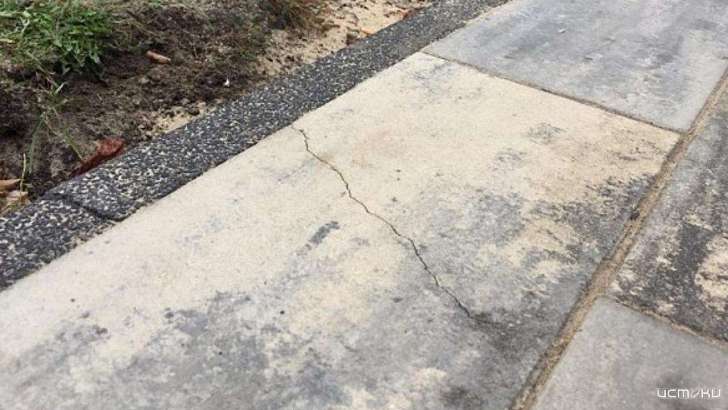 Фотофакт: в детском парке Орла уже растрескалась новая плитка