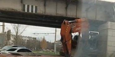 В Орле под мостом застрял трал, перевозивший экскаватор