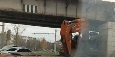 В Орле под мостом застрял трал, перевозивший экскаватор