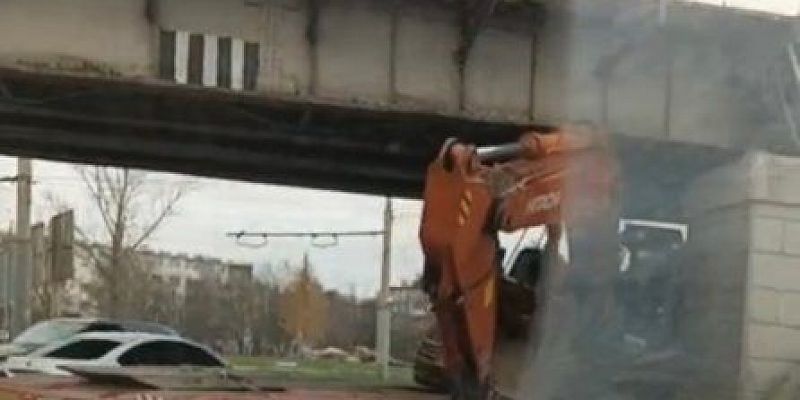 В Орле под мостом застрял трал, перевозивший экскаватор