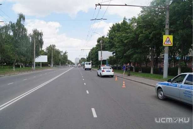 В Орле на ул. Комсомольской под автобус попал пешеход-нарушитель
