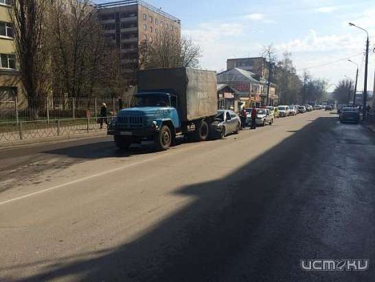 Зазевался: в Орле БМВ въехал в ЗиЛ