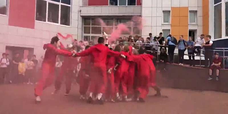 Орловские выпускники устроили флешмоб с дымовыми шашками