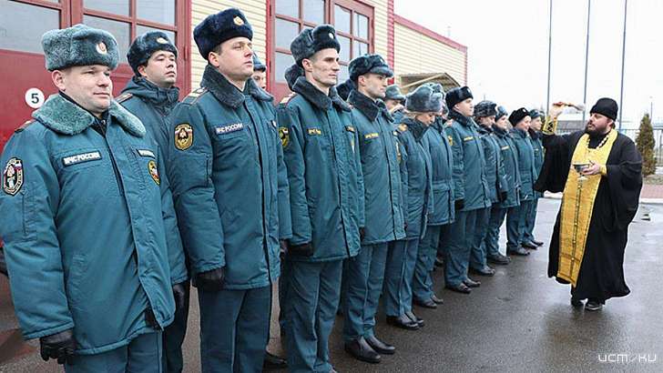Священник благословил орловских сотрудников МЧС на несение службы
