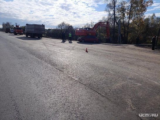 Не выбрал безопасную дистанцию: под Орлом столкнулись фура, легковушка и экскаватор 