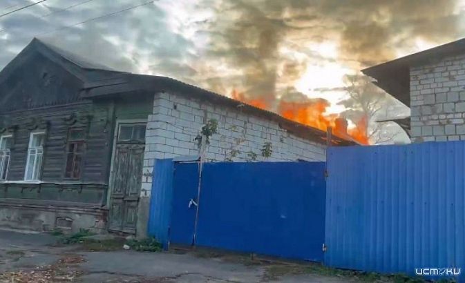 В центре Орла потушили горевший жилой дом 