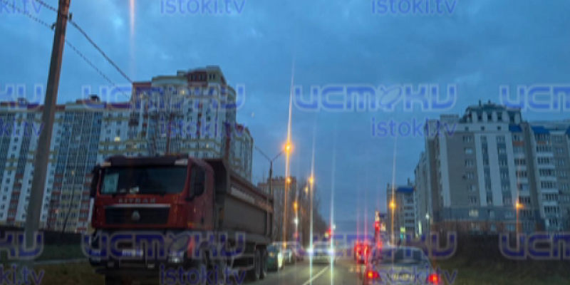 Лишней краски было много. В микрорайоне Зареченский (Алроса) в Орле на многих улицах нанесены "сплошные"