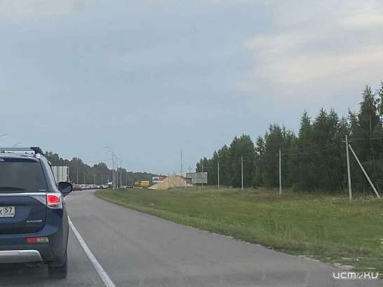 Орловские автомобилисты вынуждены стоять в огромной пробке из-за светофора