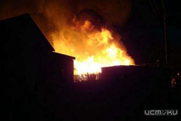 Из-за непотушенной сигареты в Ливенском районе полыхала хозпостройка 