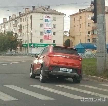 Фотофакт: в Орле кроссовер угодил в люк