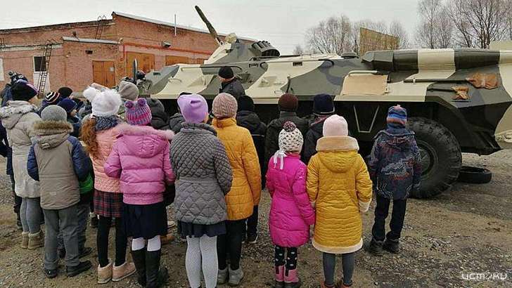 Орловским православным детям показали БТР и оружие 