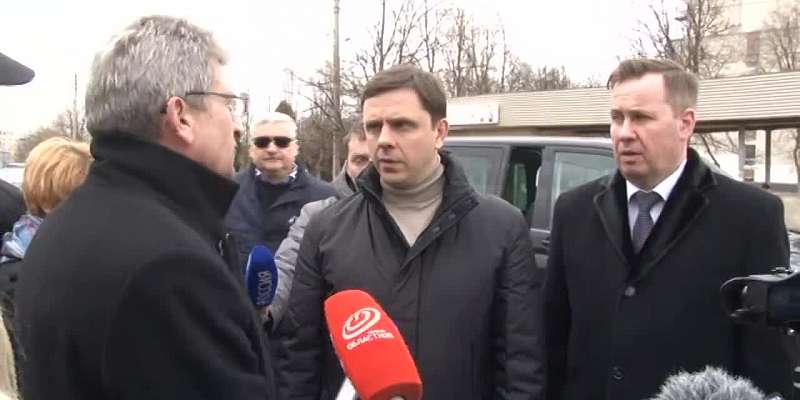 Бульвар, дороги, детсад... Клычков вместе с журналистами проехался по весеннему Орлу