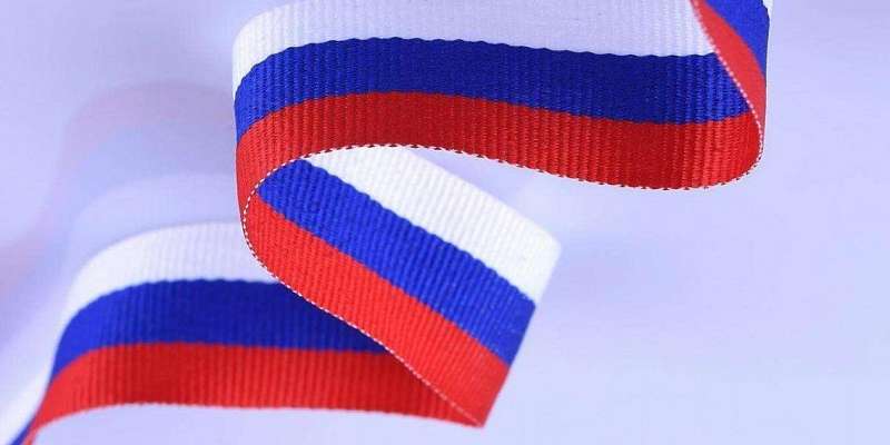 Праздник триколора: орловчанам раздадут 2000 ленточек в цветах флага