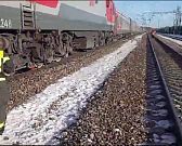 На Орловщине в селе Отрадинское поезд столкнулся с легковушкой. Два человека погибли. Видео