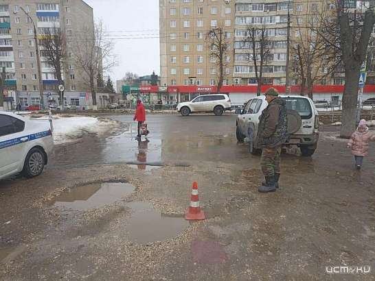 Во Мценске на автостоянке водитель «Лады» сбил пешехода