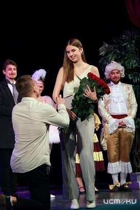 В Орле со сцены драмтеатра им. Тургенева парень сделал предложение руки и сердца возлюбленной