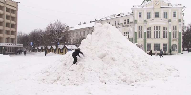 Коммунальщики с пл. Ленина в Орле забыли вывезти куча снега. Теперь она становится горкой для катания