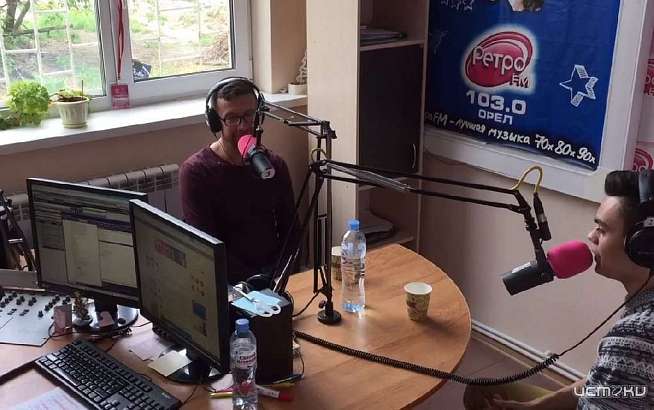 Фотофакт: в эти минуты в прямом эфире Ретро FM Орел кавер-группа Monte Carlo