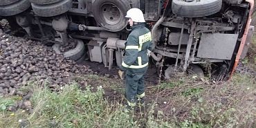 автомобильная авария Под Орлом большегруз вылетел в кювет и перевернулся