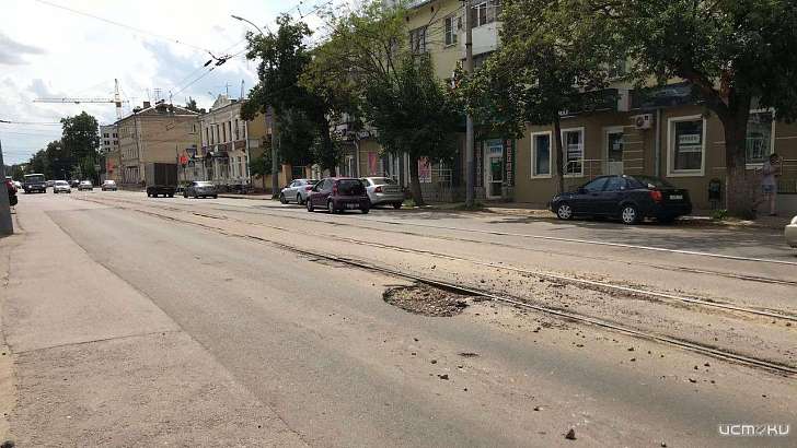 Пока ремонт сквера Ермолова лишь в проекте, орловчане прыгают по ухабам на своих авто