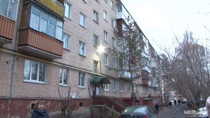 В пострадавшей от взрывов орловской пятиэтажке протекает кровля