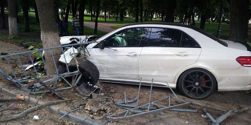 ДТП в центре Орла: «Мерседес» снес ограждение и влетел в сквер Гуртьева
