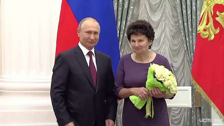 В Кремле Путин наградил доярку из Орловской области орденом Дружбы