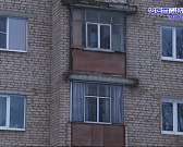 Замерзают в собственных, совсем еще не старых квартирах. Жители дома в микрорайоне Зареченский попросили у нас помощи в освещении их печальной ситуаци...