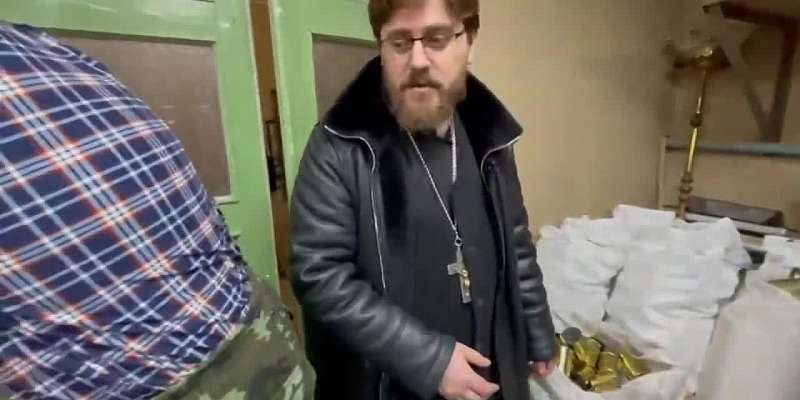 Орловские храмы приступили к изготовлению блиндажных свечей для участников СВО