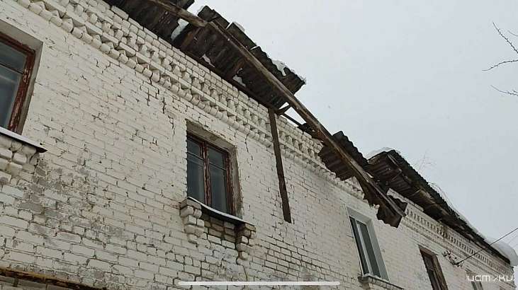 Из-за снега в частично расселенном доме по ул. Васильевская обвалилась крыша