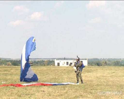 Сегодня в аэропорту "Орел-Южный" более 500 десантников показали свое мастерство