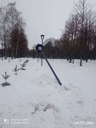 В парке Победы вандалы сломали фонарь