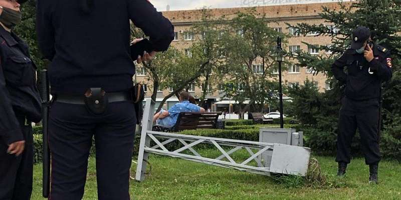 В центре Орла на трехлетнего малыша упала световая опора