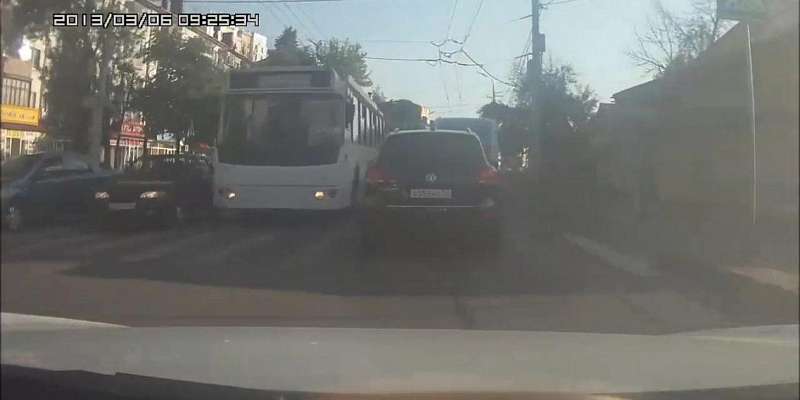 Несся по встречке: в День города орловчане засняли безумный троллейбус