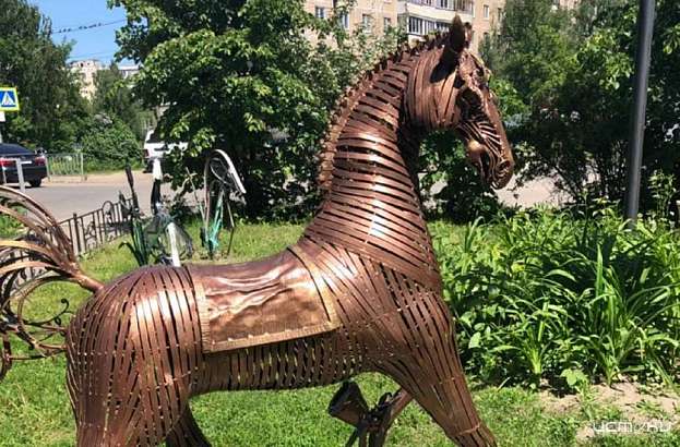 Золотые руки: орловчанин во дворе создал парк металлических фигур
