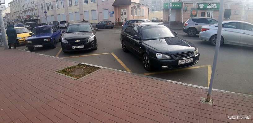 Глазами очевидцев: некоторые орловские автомобилисты паркуются на остановке общественного транспорта
