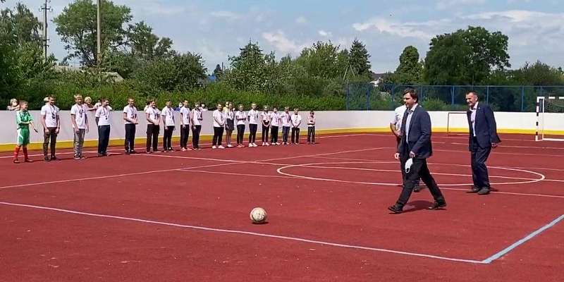 Орловский губернатор вышел один на один с вратарем школьной команды
