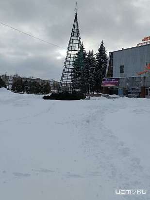 После поста Ксении Собчак в Орле разобрали ёлку возле КДЦ «Металлург»