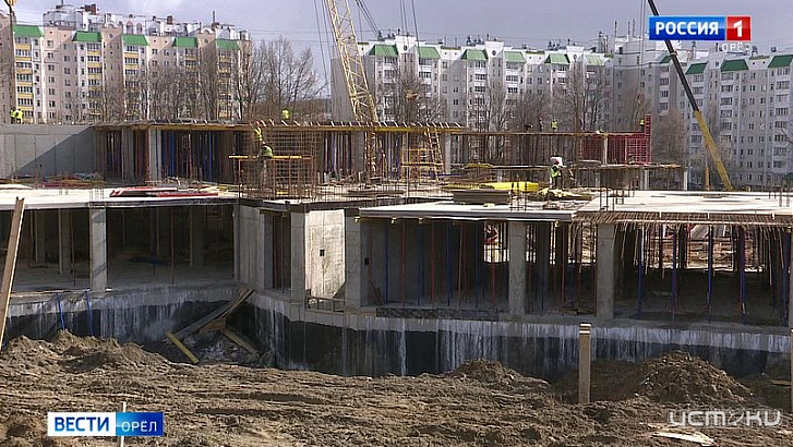 Сейчас школу на ул. Радзевича-Белевича возводят 75 человек и 13 единиц техники.