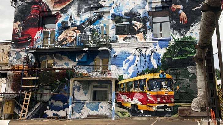 Граффити в массы! В Орле фасад здания превратили в произведение искусства