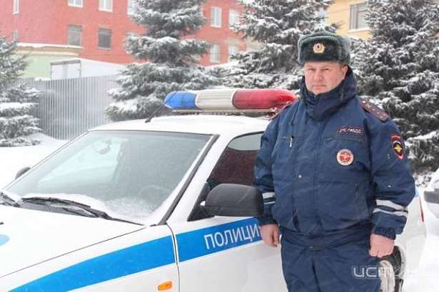 Орловские сотрудники ДПС помогли жителям Тульской области, у которых закончился бензин